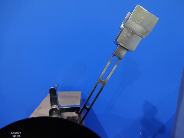 上島製作所 アイゾット衝撃試験機 IM-1140（2・4J）