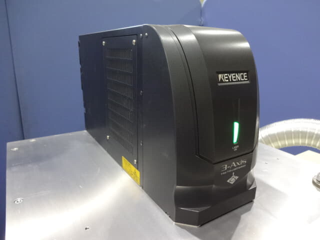 KEYENCE 3-Axis YVO4レーザーマーカー中古 MD-V9920A